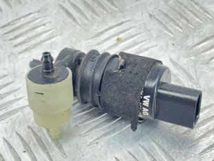 Насос омивача скла 1K6955651 Audi Q7 Audi A3, Audi A3 e-tron, Audi A4, Audi A4 Allroad, Audi A6, Audi A6 Allroad, Audi A7, Audi A8, Audi e-tron, Audi e-tron GT, Audi e-tron S, Audi Q3, Audi Q4 e-tron, Audi Q5, Audi Q7, Audi Q8, Audi Q8 e-tron, Audi RS3, Audi RS6 Avant, Audi RS7, Audi RS e-tron GT, Audi RS Q8, Audi S3, Audi S4, Audi S6, Audi S7, Audi S8, Audi SQ5, Audi SQ7, Audi SQ8, Audi SQ8 e-tron, Volkswagen Atlas, Volkswagen Atlas Cross Sport, Volkswagen e-Golf, Volkswagen Golf, Volkswagen Golf Alltrack, Volkswagen Golf R, Volkswagen Golf SportWagen, Volkswagen GTI, Volkswagen ID.4, Volkswagen Jetta, Volkswagen Passat, Volkswagen R32, Volkswagen Rabbit, Volkswagen Taos, Volkswagen Tiguan, Volkswagen Tiguan Limited, Volkswagen Touareg