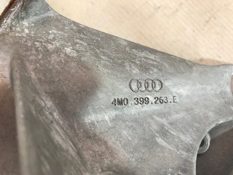 Траверса АКПП 4M0399263E Audi Q7 Audi Q7, Audi Q8