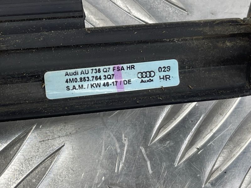 Ущільнювач дверей з декоративною накладкою хром 4M08537643Q7 Audi Q7