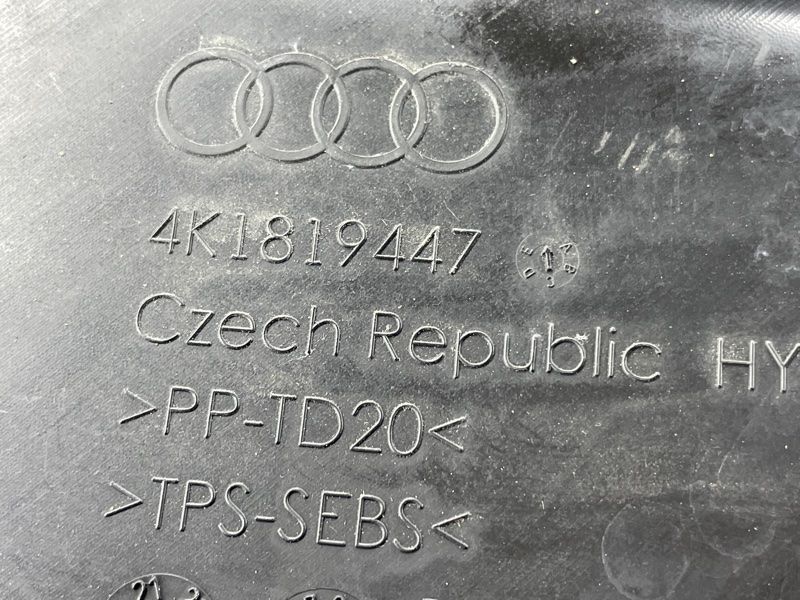 Накладка жабо 4K1819447 Audi A6