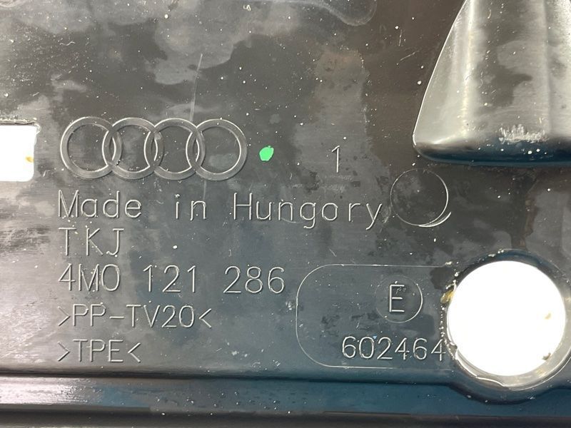 Повітропровід радіатора 4M0121286E Audi Q7