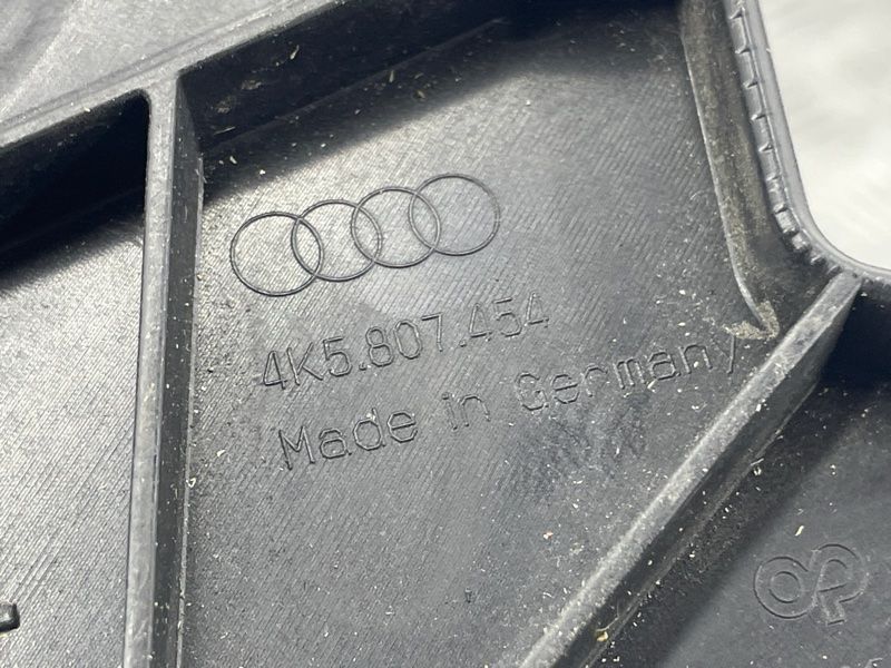 Направляюча заднього бампера 4K5807454 Audi A6