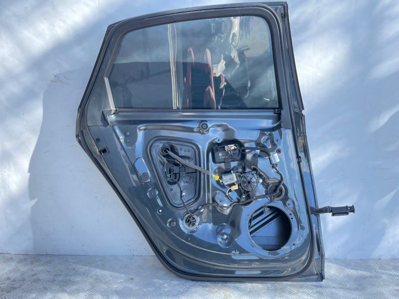 Двері 8W5833051C Audi A4