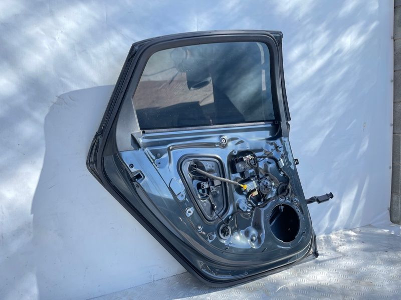 Двері 8W5833051C Audi A4