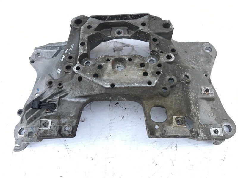 Кронштейн коробки АКПП / траверса / опора 4M0399262B Audi Q7