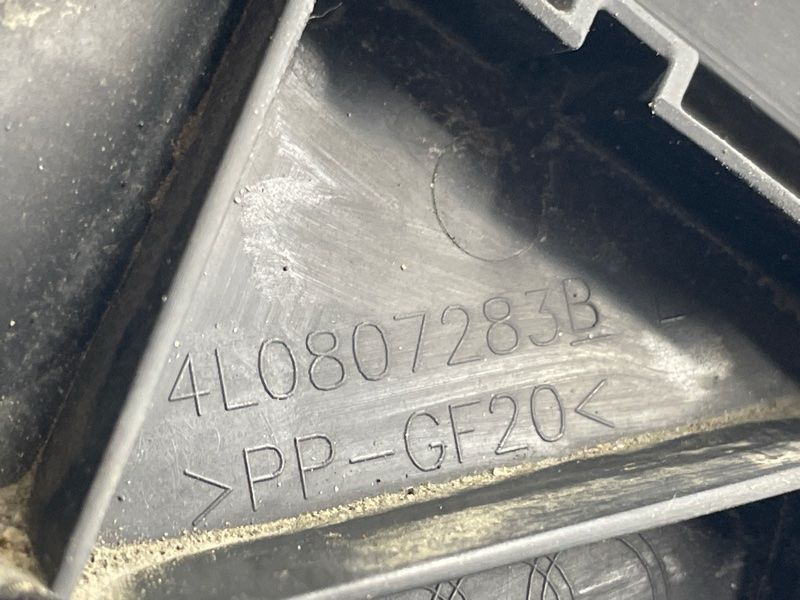 Направляюча переднього бампера 4L0807283B Audi Q7