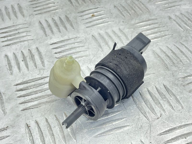Насос омивача скла 1K6955651 Audi Q7 Audi A3, Audi A3 e-tron, Audi A4, Audi A4 Allroad, Audi A6, Audi A6 Allroad, Audi A7, Audi A8, Audi e-tron, Audi e-tron GT, Audi e-tron S, Audi Q3, Audi Q4 e-tron, Audi Q5, Audi Q7, Audi Q8, Audi Q8 e-tron, Audi RS3, Audi RS6 Avant, Audi RS7, Audi RS e-tron GT, Audi RS Q8, Audi S3, Audi S4, Audi S6, Audi S7, Audi S8, Audi SQ5, Audi SQ7, Audi SQ8, Audi SQ8 e-tron, Volkswagen Atlas, Volkswagen Atlas Cross Sport, Volkswagen e-Golf, Volkswagen Golf, Volkswagen Golf Alltrack, Volkswagen Golf R, Volkswagen Golf SportWagen, Volkswagen GTI, Volkswagen ID.4, Volkswagen Jetta, Volkswagen Passat, Volkswagen R32, Volkswagen Rabbit, Volkswagen Taos, Volkswagen Tiguan, Volkswagen Tiguan Limited, Volkswagen Touareg