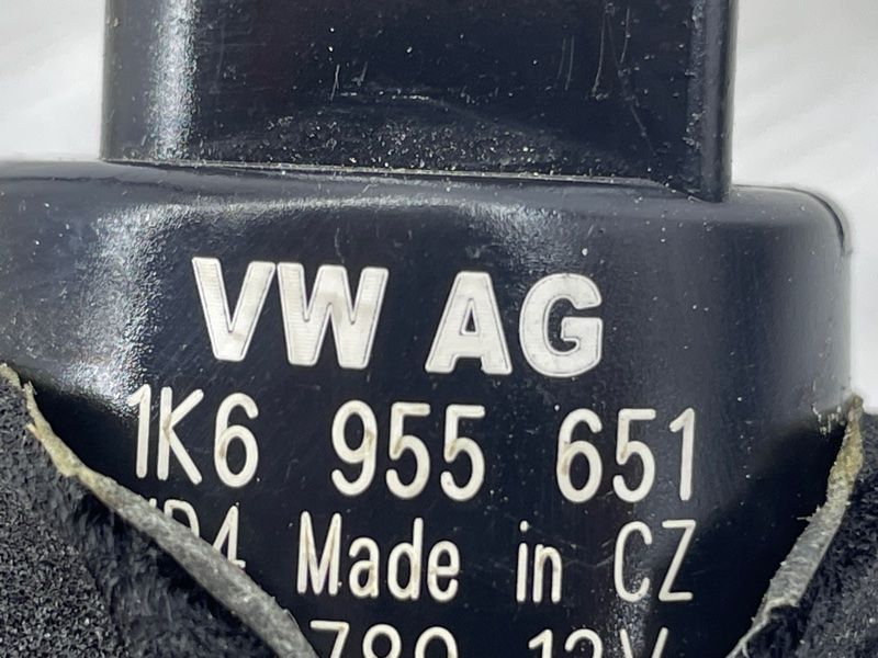 Насос омивача скла 1K6955651 Audi Q7 Audi A3, Audi A3 e-tron, Audi A4, Audi A4 Allroad, Audi A6, Audi A6 Allroad, Audi A7, Audi A8, Audi e-tron, Audi e-tron GT, Audi e-tron S, Audi Q3, Audi Q4 e-tron, Audi Q5, Audi Q7, Audi Q8, Audi Q8 e-tron, Audi RS3, Audi RS6 Avant, Audi RS7, Audi RS e-tron GT, Audi RS Q8, Audi S3, Audi S4, Audi S6, Audi S7, Audi S8, Audi SQ5, Audi SQ7, Audi SQ8, Audi SQ8 e-tron, Volkswagen Atlas, Volkswagen Atlas Cross Sport, Volkswagen e-Golf, Volkswagen Golf, Volkswagen Golf Alltrack, Volkswagen Golf R, Volkswagen Golf SportWagen, Volkswagen GTI, Volkswagen ID.4, Volkswagen Jetta, Volkswagen Passat, Volkswagen R32, Volkswagen Rabbit, Volkswagen Taos, Volkswagen Tiguan, Volkswagen Tiguan Limited, Volkswagen Touareg