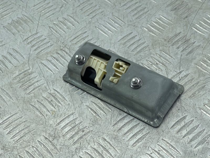 Кнопка замка крышки багажника 5N0827566T Volkswagen Touareg