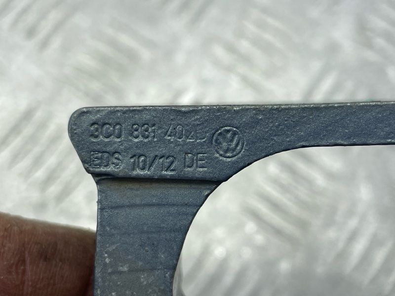 Петля двери верхняя 3C0831402D Volkswagen CC