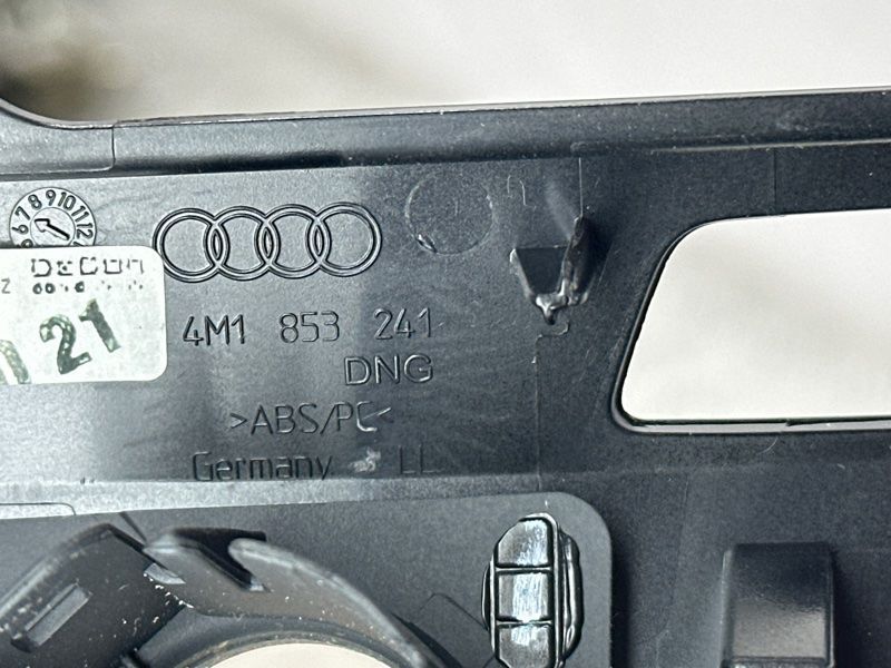 Декоративна накладка на торпедо Audi Q7