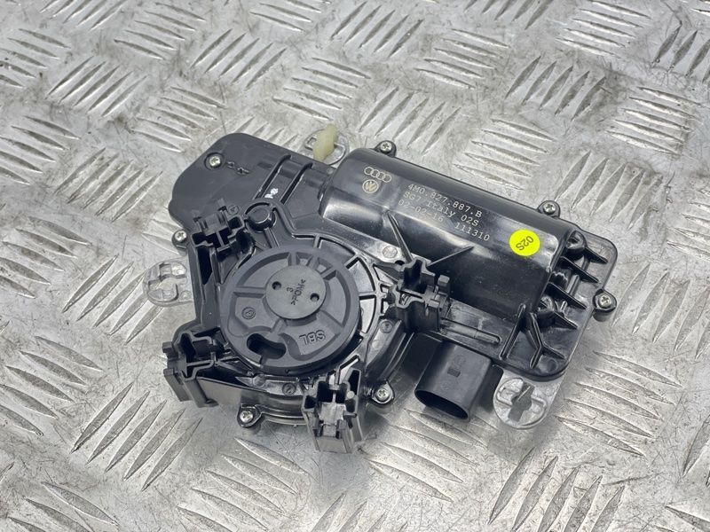 Двигатель доводчика крышки багажника 4M0827887B Audi Q7