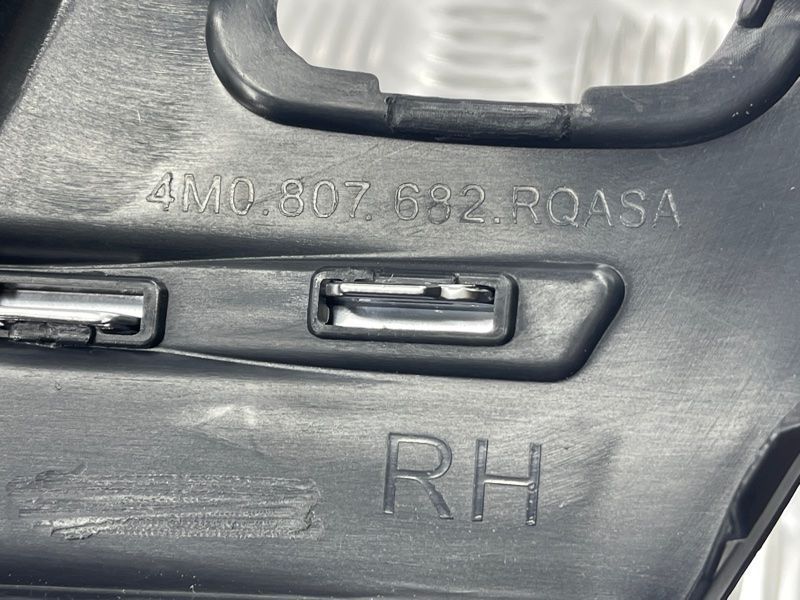 Решетка воздухозаборника бампера 4M0807682T4W3 Audi Q7