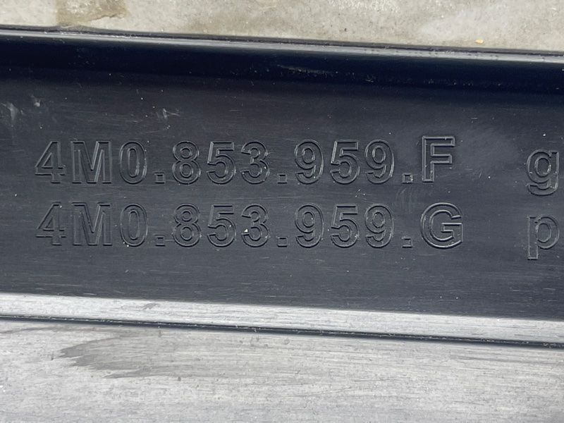 Накладка дверей 4M0853959G Audi Q7
