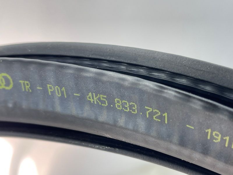 Уплотнитель двери 4k5833721 Audi A6