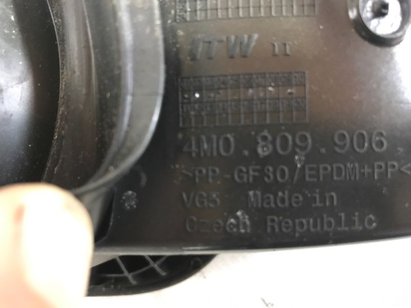 Корпус лючка кришки паливного бака в зборі 4M0809906 Audi Q7