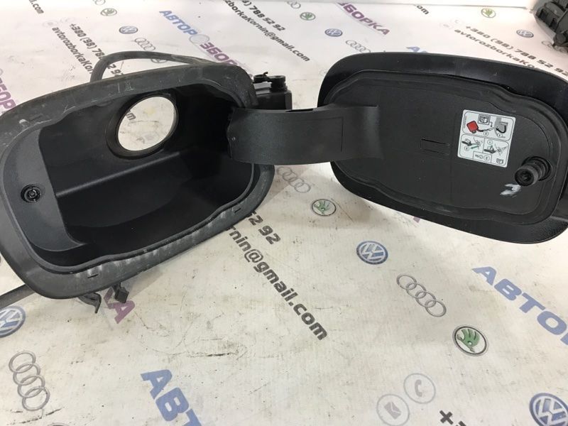 Корпус лючка кришки паливного бака в зборі KT4BR27936AF Ford Edge