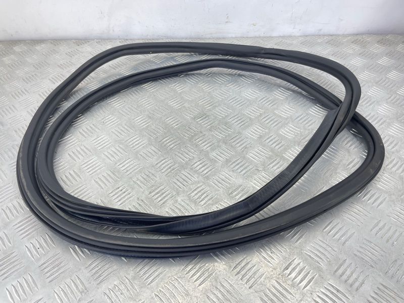 Уплотнитель двери внутренний 4M0831721A Audi Q7