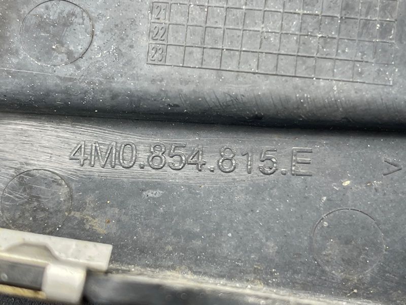 Спойлер колесной акри / Брызговик 4M0854815E Audi Q7