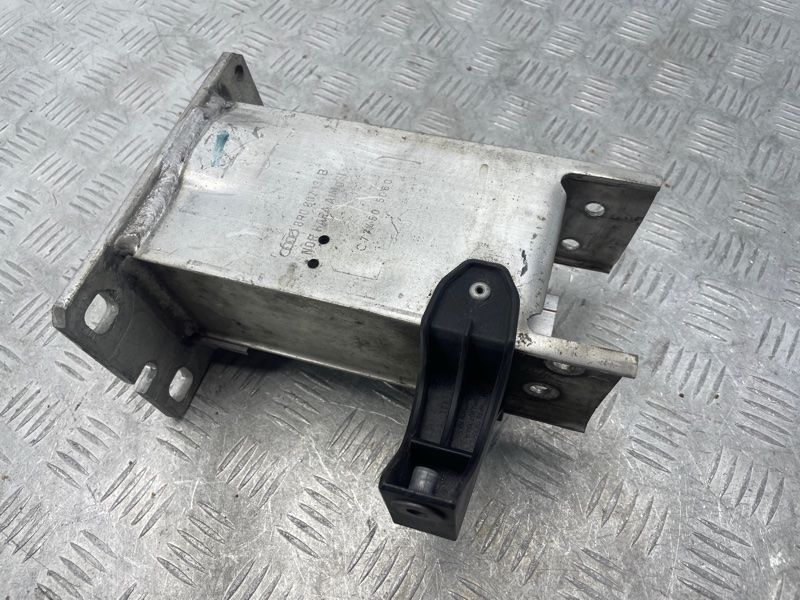 Кронштейн підсилювача бампера 8R0807134B Audi Q5