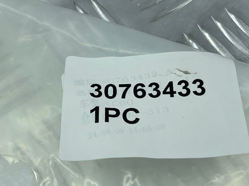 Кронштейн переднього бампера 30763433 Volvo XC60