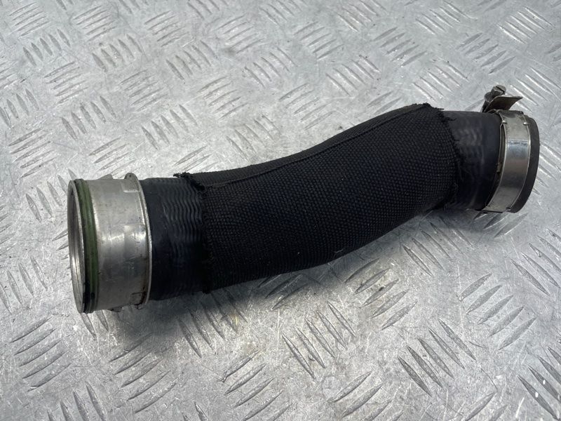 Патрубок інтеркулера 7P0145943 Volkswagen Touareg