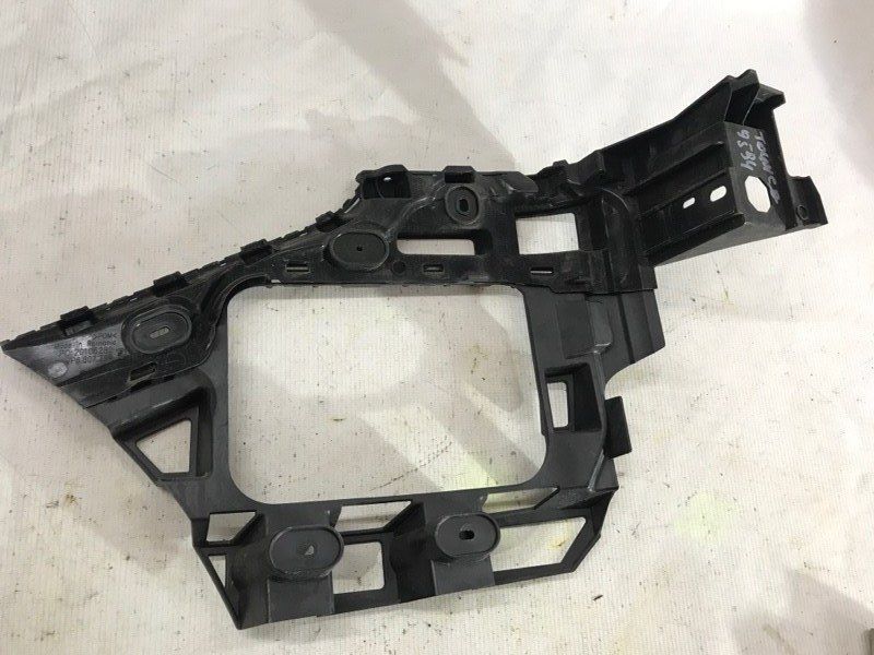 Направляюча заднього бампера 7P6807394A Volkswagen Touareg