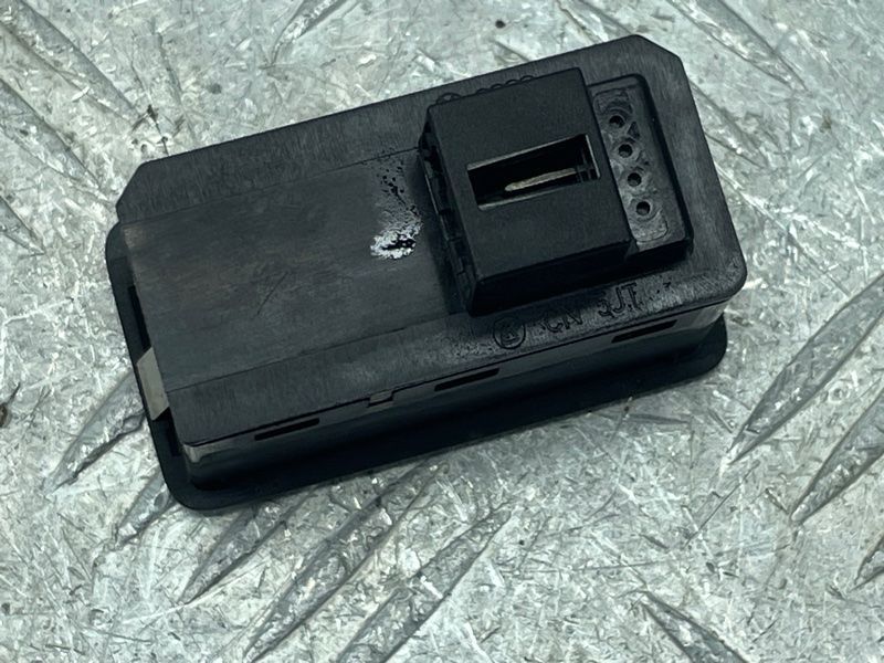 Кнопка закриття дверей багажника 4G0959831D Audi Q7
