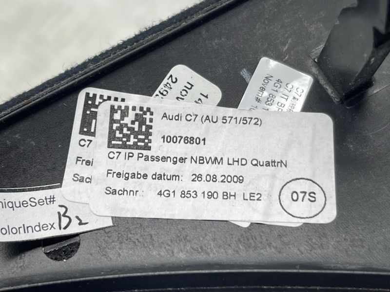 Декоративная накладка на торпедо 4G1853190BHLE2 Audi A6
