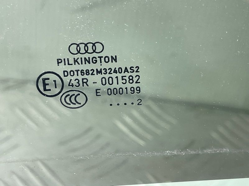 Стекло двери Audi A4