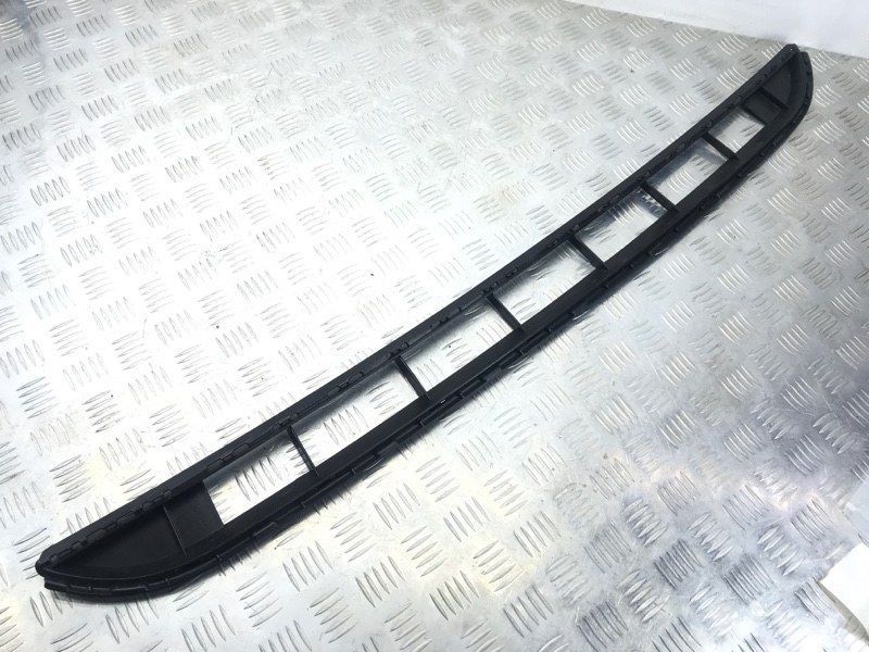 Решітка переднього бампера центральна нижня 7P6853673 Volkswagen Touareg Volkswagen Touareg