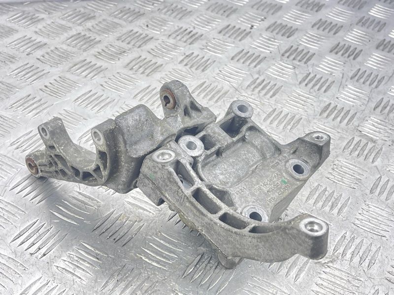Кронштейн насоса гидроусилителя руля 059145169AN Volkswagen Touareg
