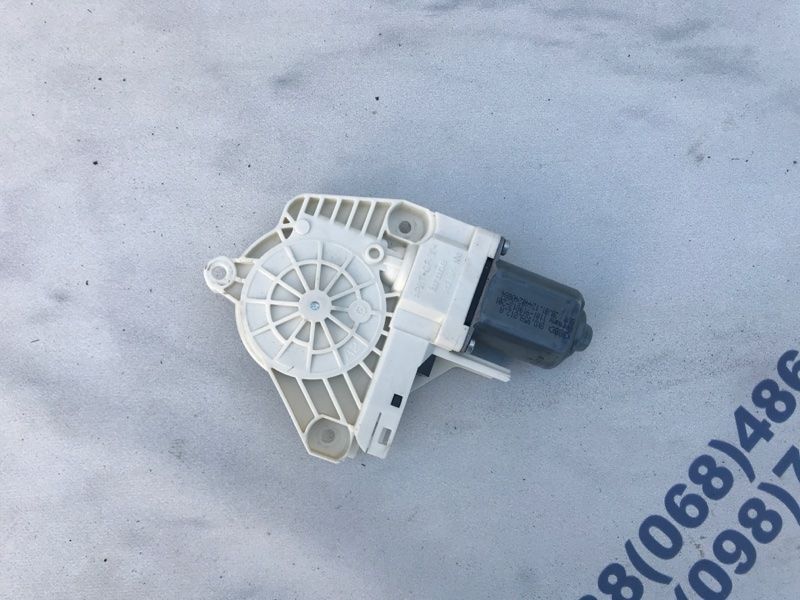 Електродвигун склопідйомника задній правий 8K0959812A Audi A6 Audi A4, Audi A4 Allroad, Audi A6, Audi Q3, Audi Q5, Audi S4, Audi S6, Audi SQ5, Porsche Cayenne, Volkswagen Touareg
