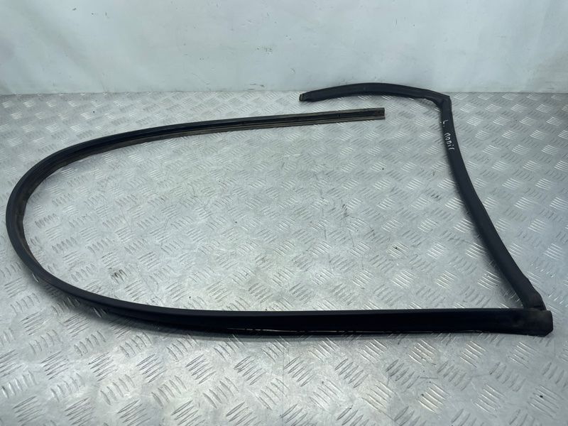 Гумовий ущільнювач 8R0839119F Audi Q5