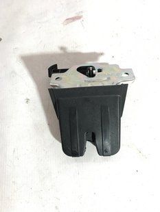 Замок кришки багажника Volkswagen Tiguan