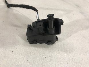 Замок лючка паливного бака 7P0810773B Volkswagen Touareg
