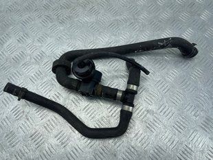 Шланг ОЖ с клапаном 7P0122049H Volkswagen Touareg
