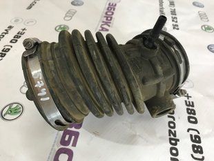 Патрубок воздушного фильтра CJ549R504A Ford Escape
