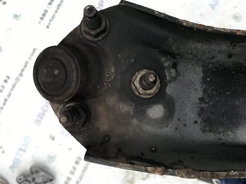 Важіль передньої підвіски поперечний нижній 5N0407151 Volkswagen CC