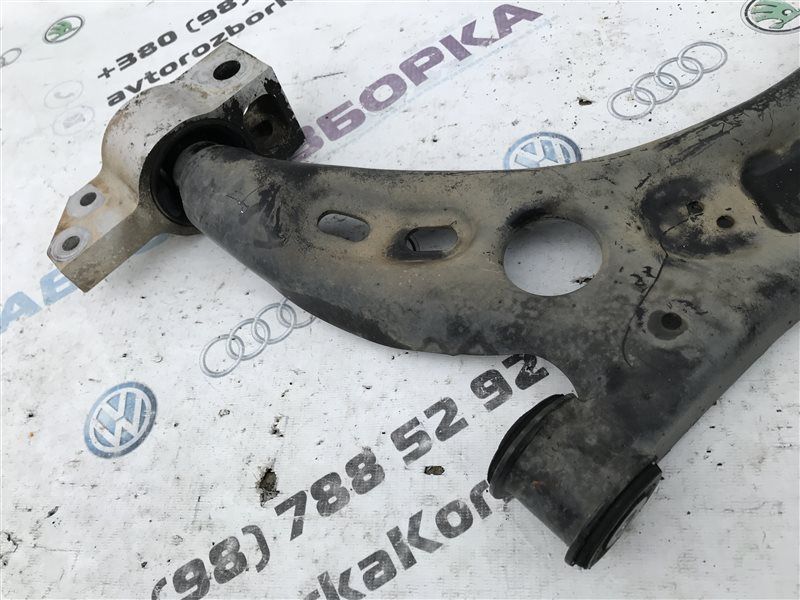 Важіль передньої підвіски поперечний нижній 5N0407151 Volkswagen CC