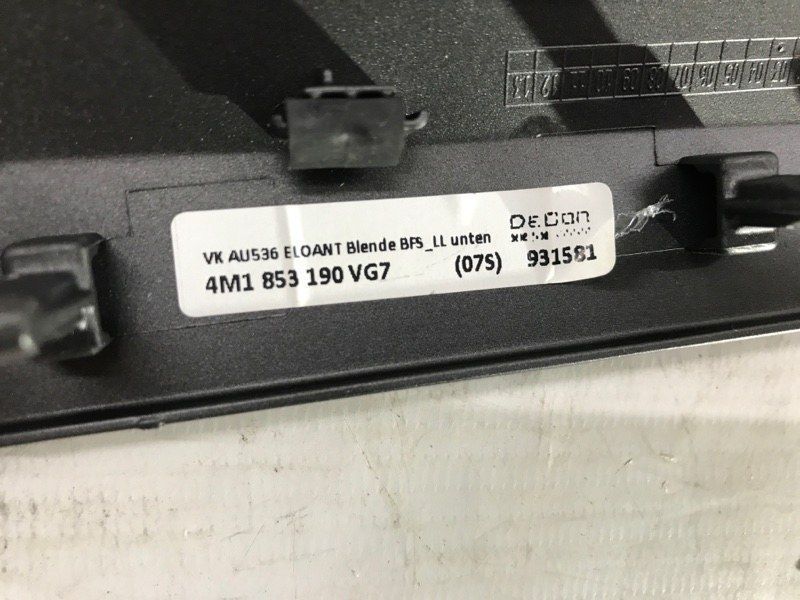 Декоративна накладка на торпедо 4M1853190VG7 Audi Q7