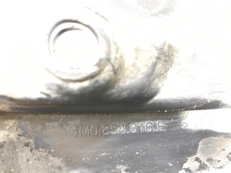 Спойлер колесной акри / Брызговик 4M0854816E Audi Q7