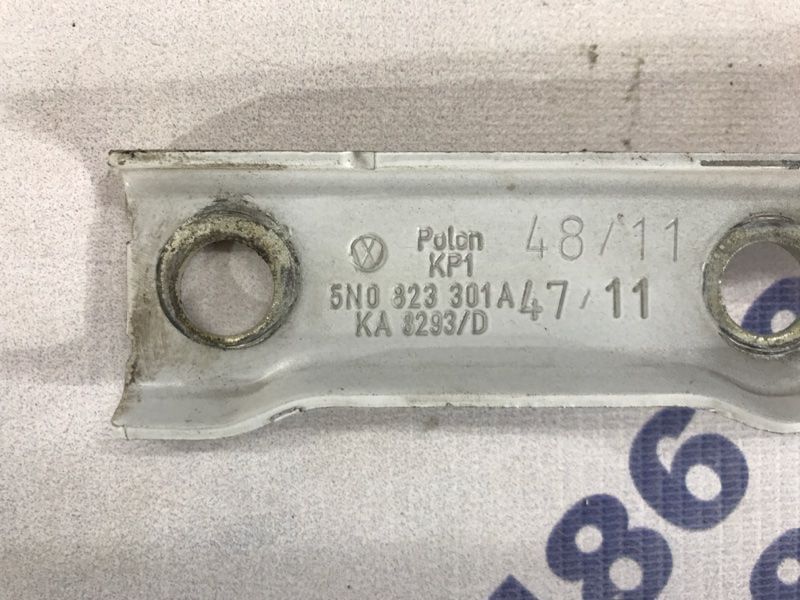 Петля капота 5N0823301A Volkswagen Tiguan