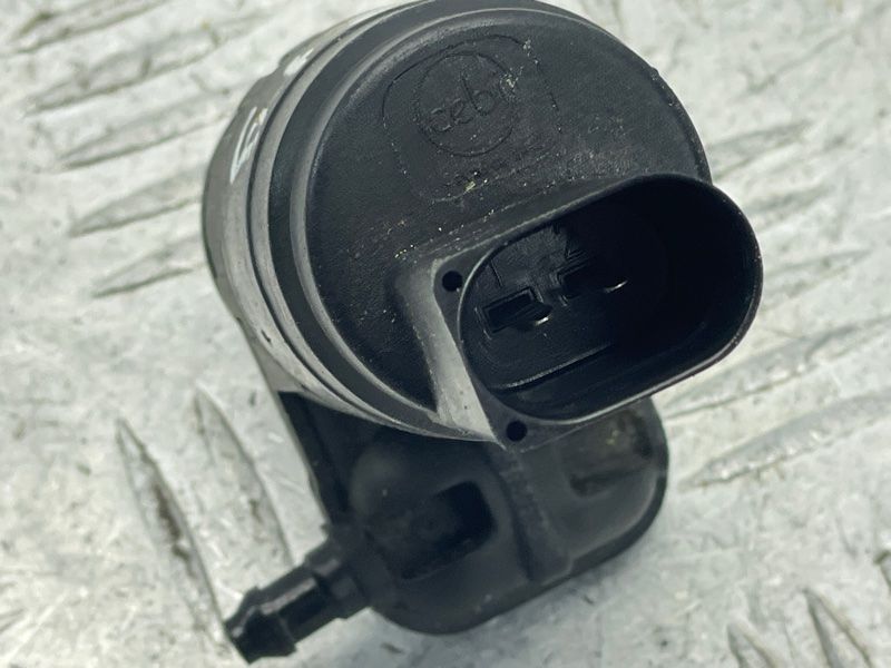 Насос омывателя стекла 1K6955651 Audi Tiguan Audi A3, Audi A3 e-tron, Audi A4, Audi A4 Allroad, Audi A6, Audi A6 Allroad, Audi A7, Audi A8, Audi e-tron, Audi e-tron GT, Audi e-tron S, Audi Q3, Audi Q4 e-tron, Audi Q5, Audi Q7, Audi Q8, Audi Q8 e-tron, Audi RS3, Audi RS6 Avant, Audi RS7, Audi RS e-tron GT, Audi RS Q8, Audi S3, Audi S4, Audi S6, Audi S7, Audi S8, Audi SQ5, Audi SQ7, Audi SQ8, Audi SQ8 e-tron, Volkswagen Atlas, Volkswagen Atlas Cross Sport, Volkswagen e-Golf, Volkswagen Golf, Volkswagen Golf Alltrack, Volkswagen Golf R, Volkswagen Golf SportWagen, Volkswagen GTI, Volkswagen ID.4, Volkswagen Jetta, Volkswagen Passat, Volkswagen R32, Volkswagen Rabbit, Volkswagen Taos, Volkswagen Tiguan, Volkswagen Tiguan Limited, Volkswagen Touareg