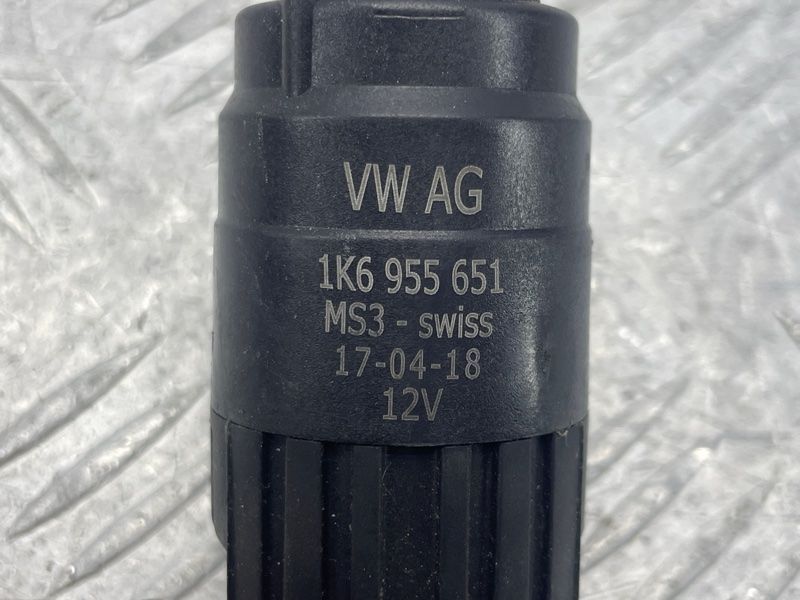 Насос омывателя стекла 1K6955651 Audi Tiguan Audi A3, Audi A3 e-tron, Audi A4, Audi A4 Allroad, Audi A6, Audi A6 Allroad, Audi A7, Audi A8, Audi e-tron, Audi e-tron GT, Audi e-tron S, Audi Q3, Audi Q4 e-tron, Audi Q5, Audi Q7, Audi Q8, Audi Q8 e-tron, Audi RS3, Audi RS6 Avant, Audi RS7, Audi RS e-tron GT, Audi RS Q8, Audi S3, Audi S4, Audi S6, Audi S7, Audi S8, Audi SQ5, Audi SQ7, Audi SQ8, Audi SQ8 e-tron, Volkswagen Atlas, Volkswagen Atlas Cross Sport, Volkswagen e-Golf, Volkswagen Golf, Volkswagen Golf Alltrack, Volkswagen Golf R, Volkswagen Golf SportWagen, Volkswagen GTI, Volkswagen ID.4, Volkswagen Jetta, Volkswagen Passat, Volkswagen R32, Volkswagen Rabbit, Volkswagen Taos, Volkswagen Tiguan, Volkswagen Tiguan Limited, Volkswagen Touareg