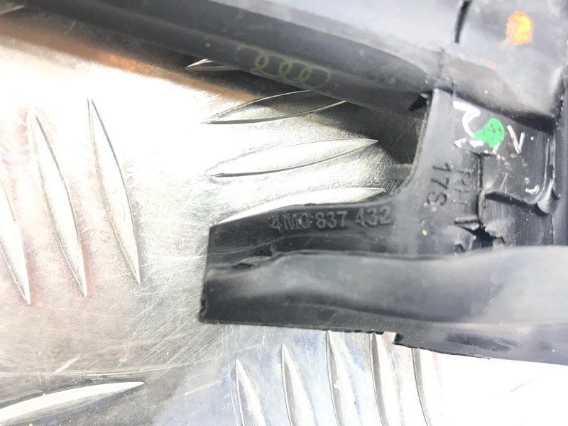 Направляюча скла дверей 4M0837432 Audi Q7