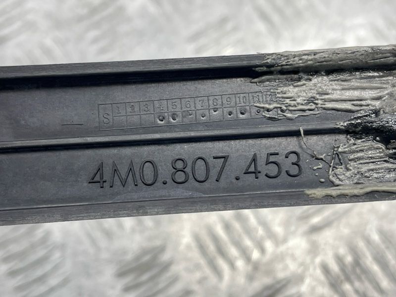 Направляюча заднього бампера 4M0807453A Audi Q7