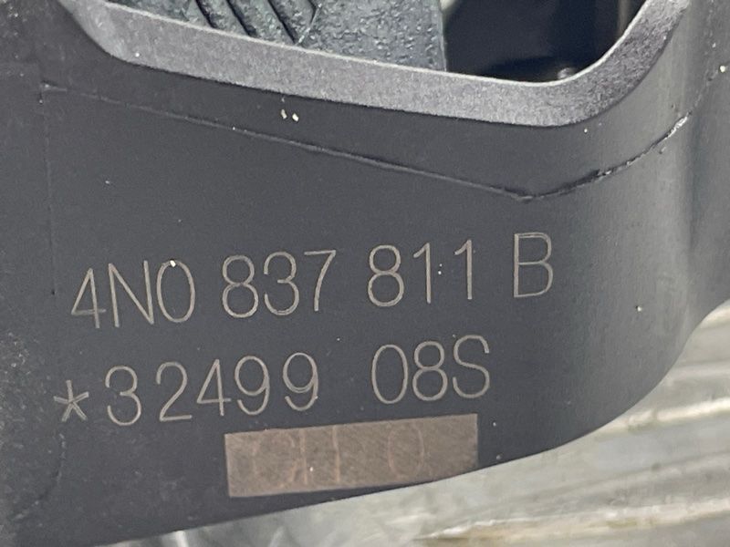 Кронштейн ручки 4N0837811B Audi A6