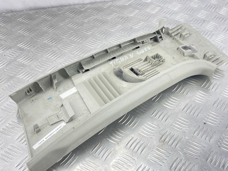 Облицювання стійки Volkswagen Tiguan