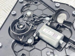 Привідний блок дверей лівий 4F0837059A Audi A8 Audi A6, Audi A7, Audi A8, Audi Q7, Audi RS7, Audi S6, Audi S7, Audi S8, Audi SQ7